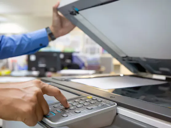 Impresora de la copistería preparada para trabajos y encuadernaciones